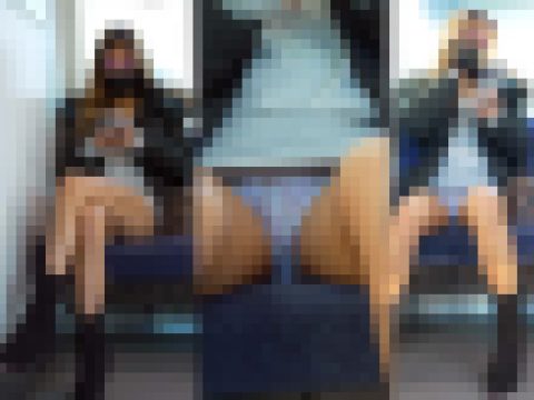 【4K縦動画】容赦ない黒ギャルの対面パンチラ!目のやり場に困りますーね!