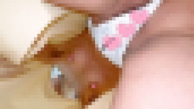 ミニマム女性のフロントがら空きパンティで食い込み陰毛丸見え?絶景ローアングルで美乳がチラリ【素人/逆さ撮りパンチラ】