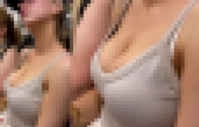 【再販】【再編集】スレンダー爆乳タンクトップギャルの胸チラ!!おっぱいはみ出てます・・・