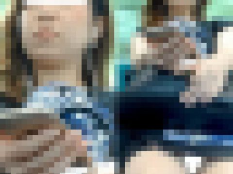 (電車対面)(顔出し)鞄のショルダーベルトがちょっと邪魔だけど…青い花柄…黒のスラっとしたワンピースをお召しになったOLお姉さん