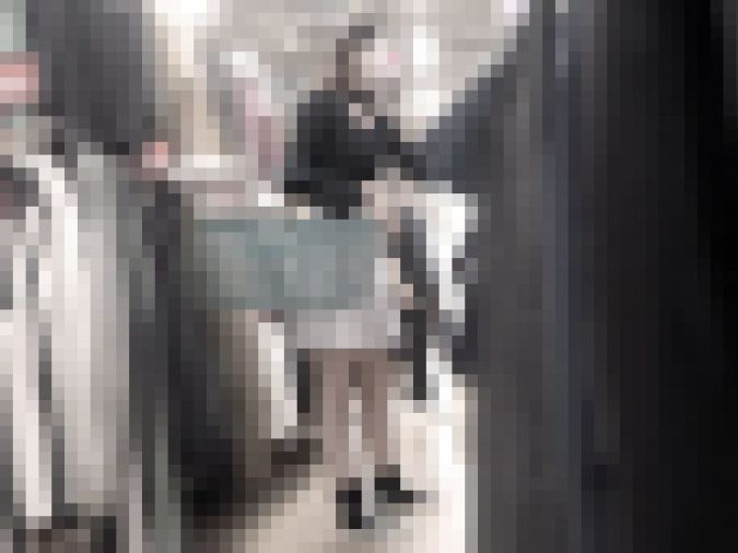 脚立パンチラで激食い込みのお姉さん。某スポーツショップで協力者と撮影。【禁断の逆さ撮り】Vol.61
