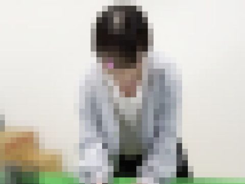 人妻集荷客の胸チラ/胸元から覗く色白美乳が最高でした。【パンチラ/胸チラ】