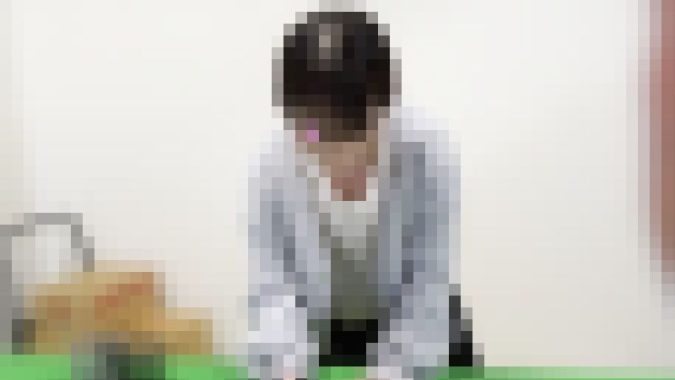 人妻集荷客の胸チラ/胸元から覗く色白美乳が最高でした。【パンチラ/胸チラ】