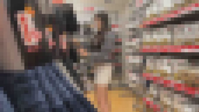 【再販】〔非コンプラ動画(65)〕アパレルスタッフ集団痴カン※ダ■▽ーシ□〇ー〇京(黒髪ロング、身長150cm前後、白ミニスカート)