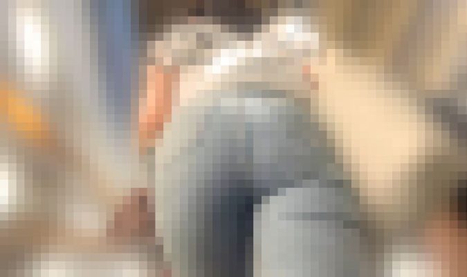 超Sクラスのエロケツを下から堪能!人気のスキニーデニムからパッツン尻を突き出しパンティラインで♂を誘惑!