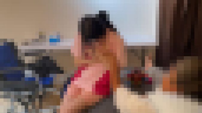 突然のセクハラに硬直する研修初日の介護生 声も出せず言われるがまま添い寝させられ生乳・生尻姿で入浴介助