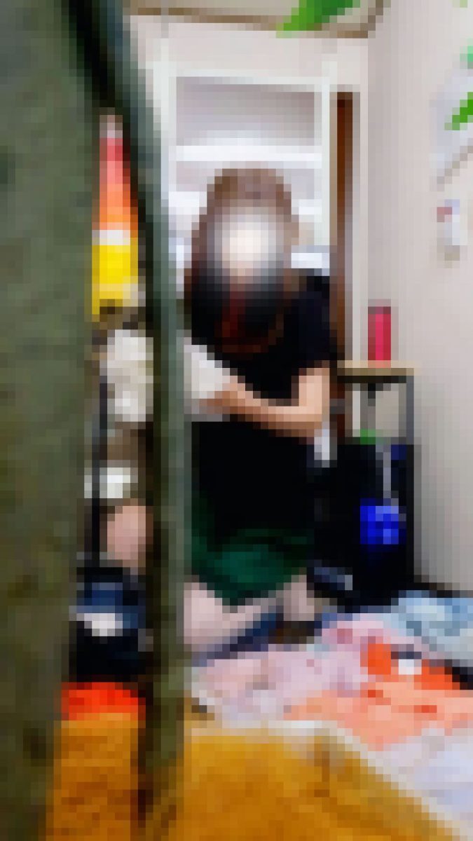 白いパンティに首ったけ 思わず潜り込んで下から撮ってしまった模様ww