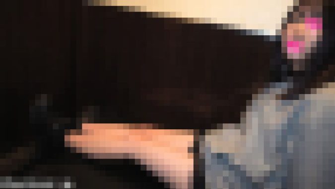 【動画】20才パパ活女子の蒸れ臭かった黒靴下!素足!上下不揃い下着!