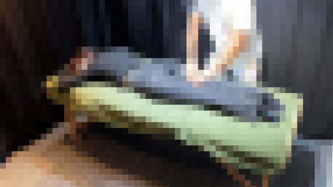 「なんで勃ってんだよ!」執拗な乳首責めに激昂は喘ぎ声に変貌 絶頂からの立ちバックで膝から崩れ落ちる