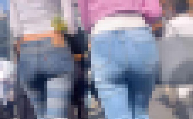 国宝級の美巨尻2人組が降臨!デニムからエロ巨尻を仲良くムニュらせパンティの食い込みで♂を挑発!