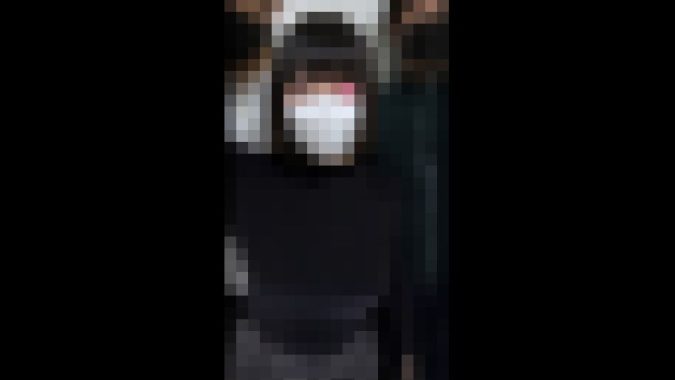 再開した黒髪巨乳美女を集団お触り。おっぱいを揉みしだきパンツ脱がせ手マンで絶頂。