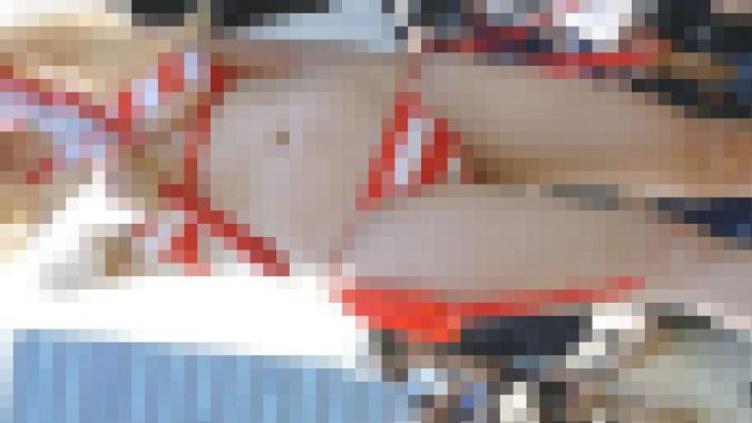 リアルにヤバすぎます!野外コスイベに集まる露出狂レイヤー達NO-4 縞紐ビキニちゃん編