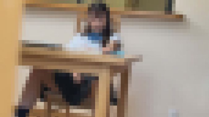 【再販】【ギャルJK角オナ】ド派手下着のギャルJK妹ほのぴよ(仮)リビングでこっそり角オナニー