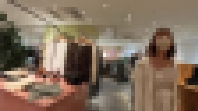 【再販】「いらっしゃいませ〜」の裏で濡れてた。水色パンツが昼からじっとり。