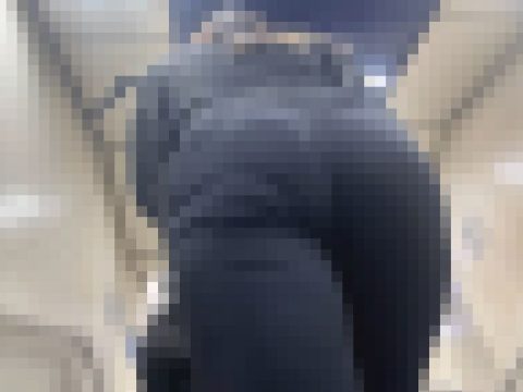 素人OLたちの食い込むエロ尻を下から堪能!エロ尻をムニュらせ股間から浮き出るクロッチで♂を挑発!