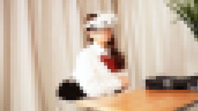 制服で誘惑する美女!見せつける極上の恥部。